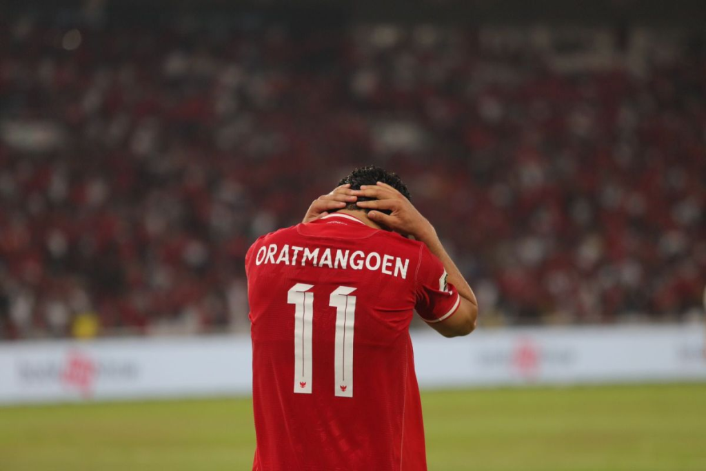 Pemain Timnas Indonesia Ragnar Oratmangoen 1 dari 3  orang yang di tendang dari klubnya masing-masing.