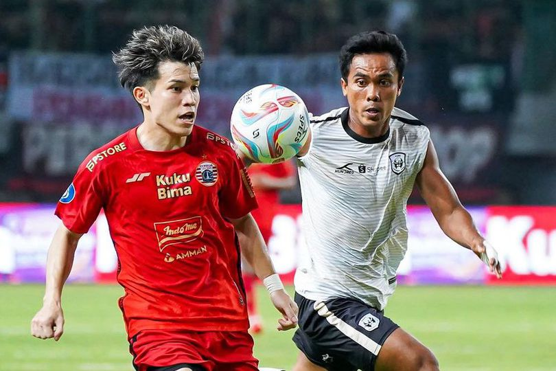 Duel antara penyerang sayap Persija Jakarta, Ryo Matsumura dengan bek kiri RANS Nusantara FC, Samsul Arifin pada pekan ke-16 BRI Liga 1 2023/2024, Minggu (22/10/2023) WIB. (c) Persija Jakarta Official