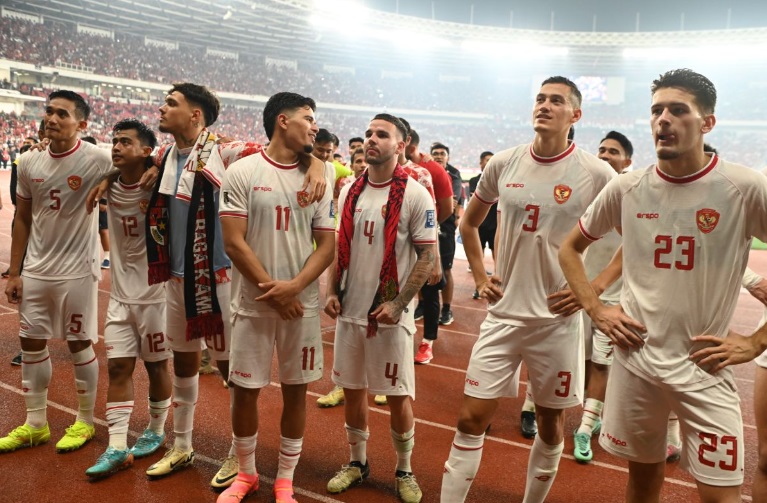 Skuad Timnas Indonesia merayakan kemenangan mereka melawan Filipina di Stadion Utama Gelora Bung Karno (GBK).