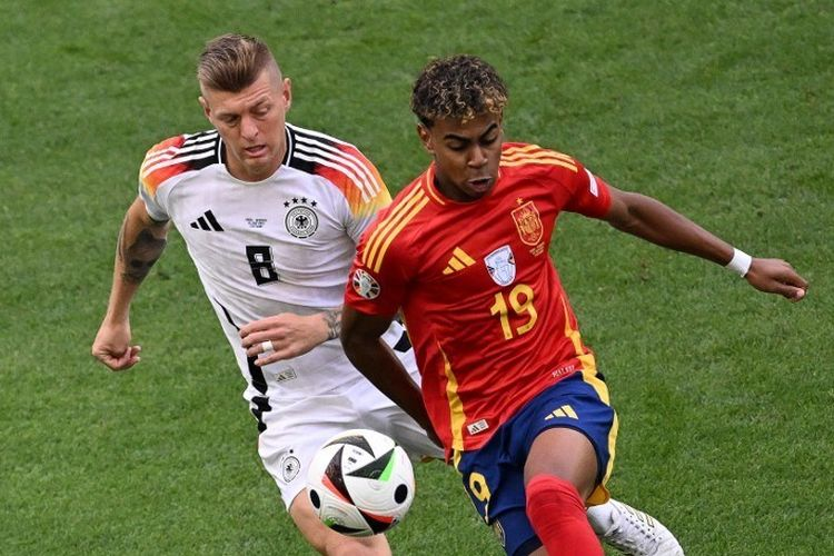 Toni Kroos mencoba mempertahankan pertahanan